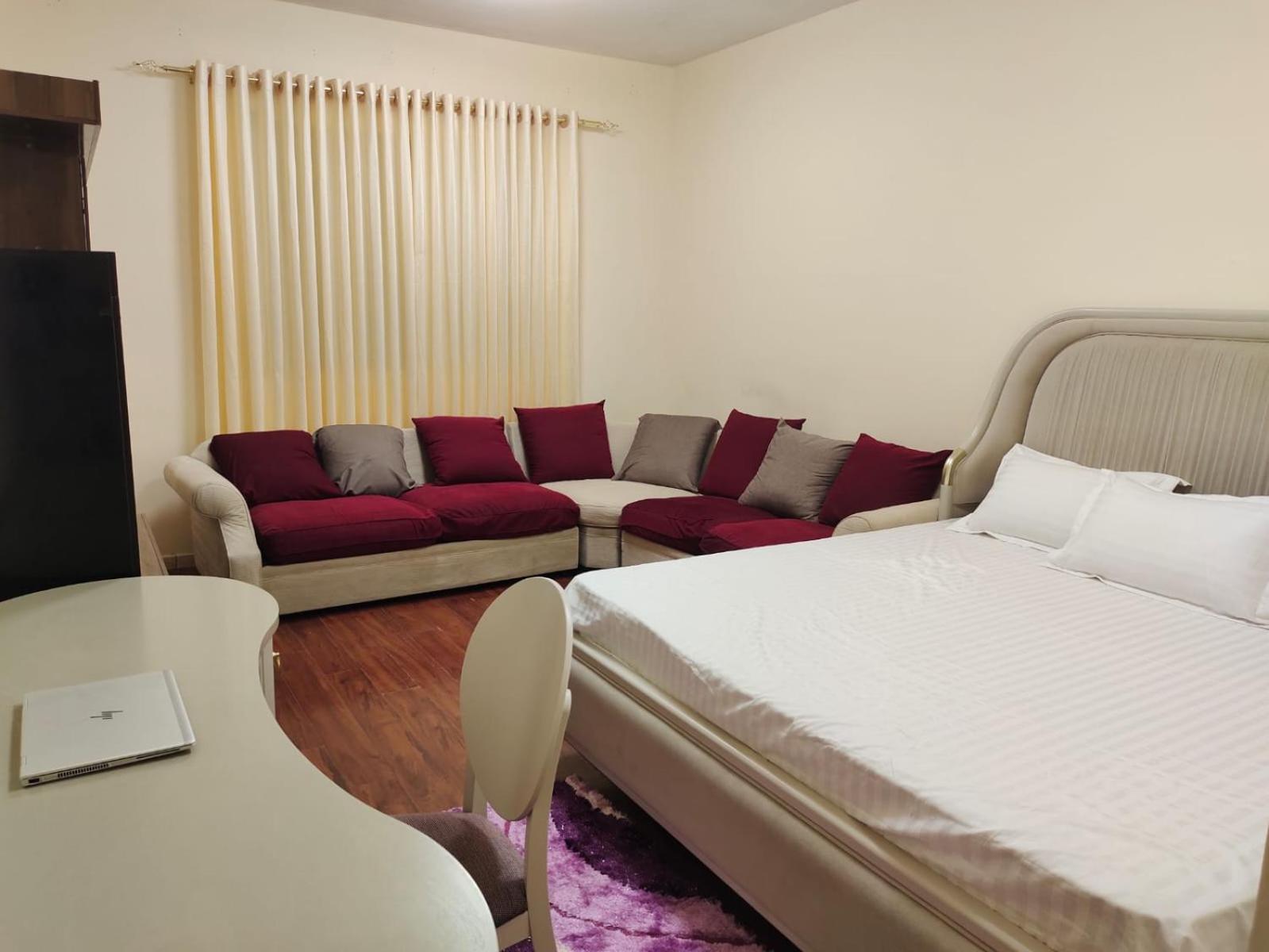 Arnim Suite - 3 Bedrooms Apartment Sharjah Buitenkant foto