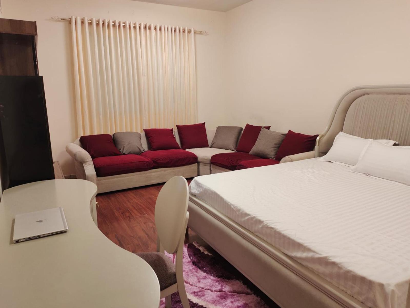 Arnim Suite - 3 Bedrooms Apartment Sharjah Buitenkant foto