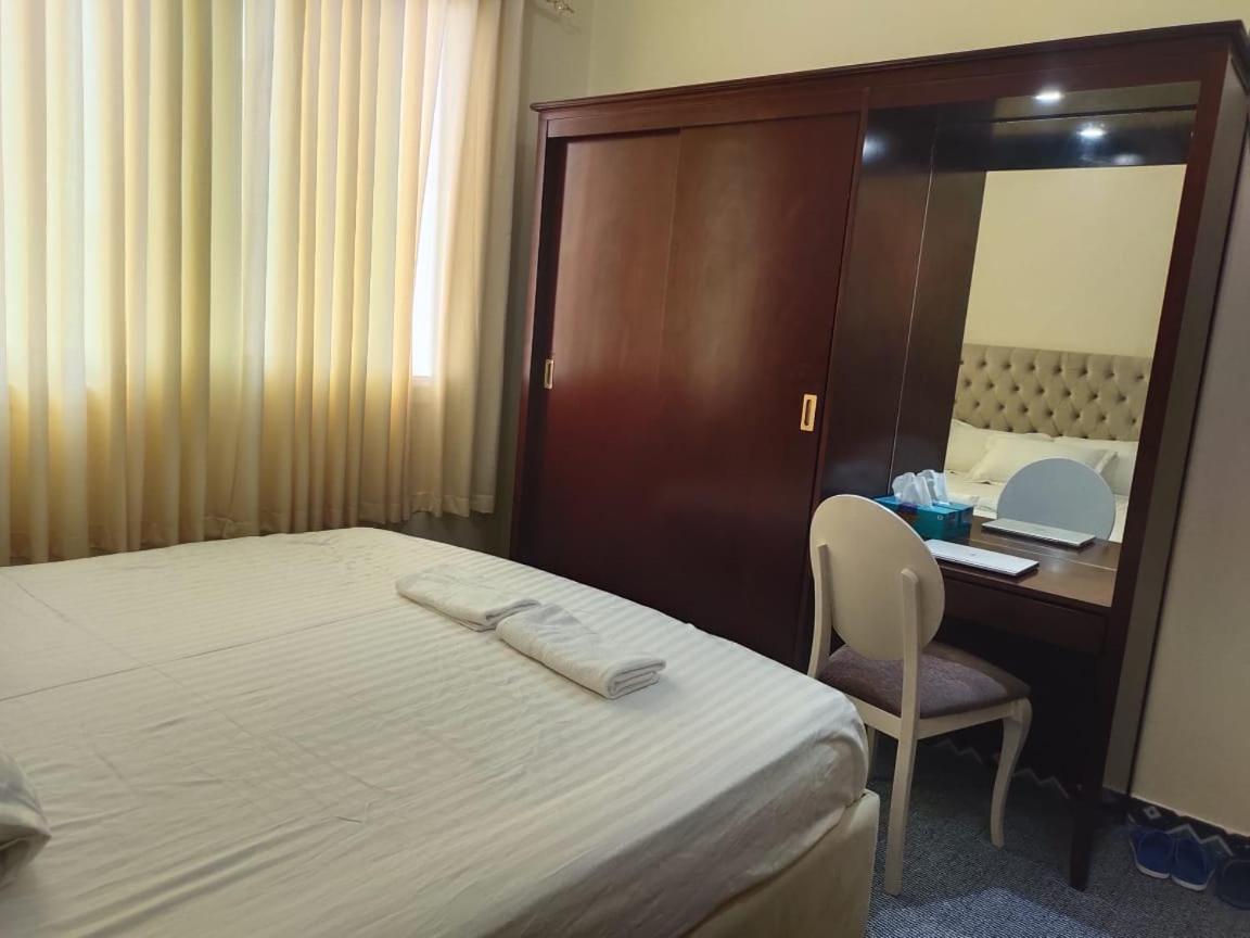 Arnim Suite - 3 Bedrooms Apartment Sharjah Buitenkant foto