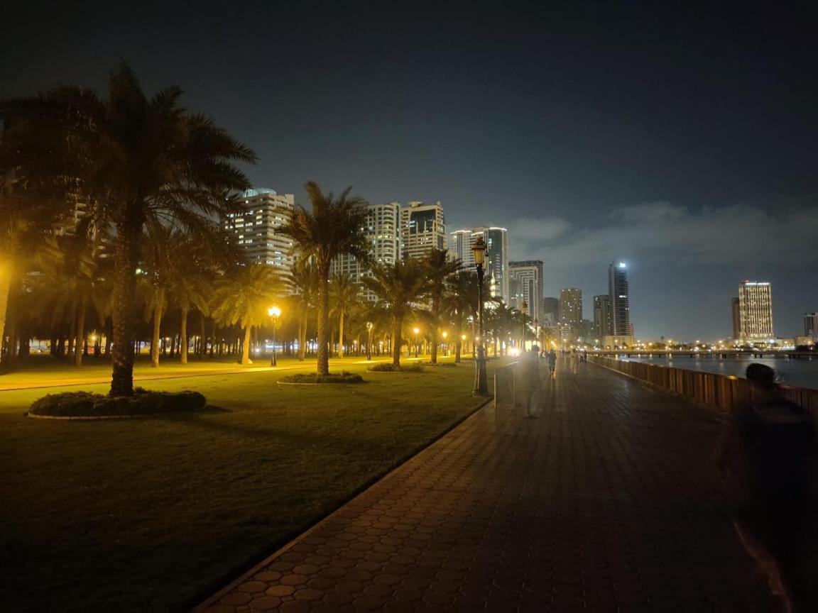 Arnim Suite - 3 Bedrooms Apartment Sharjah Buitenkant foto